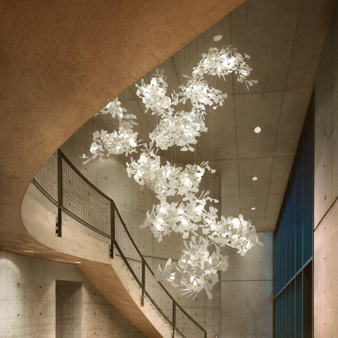 ÉLÉA - Lustre Suspendu Fleur Moderne, Métal/Céramique, Doré.