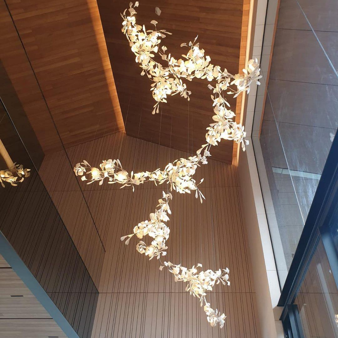 ÉLÉA - Lustre Suspendu Fleur Moderne, Métal/Céramique, Doré.