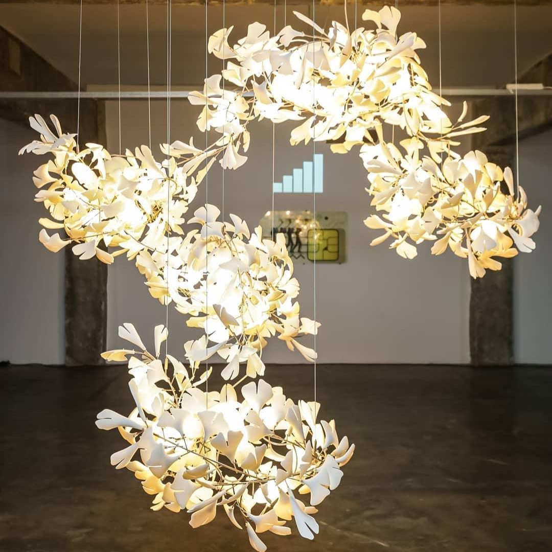 ÉLÉA - Lustre Suspendu Fleur Moderne, Métal/Céramique, Doré.
