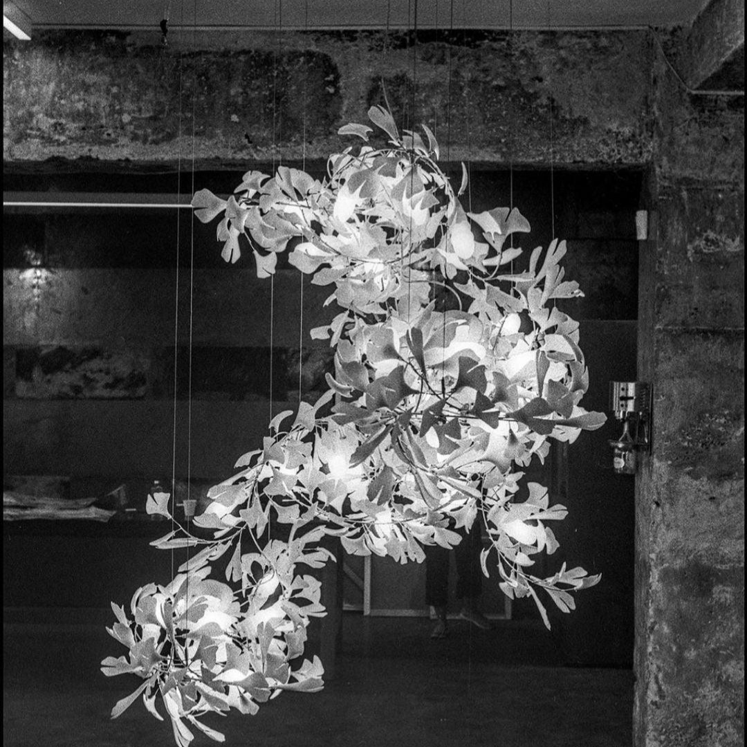 ÉLÉA - Lustre Suspendu Fleur Moderne, Métal/Céramique, Doré.
