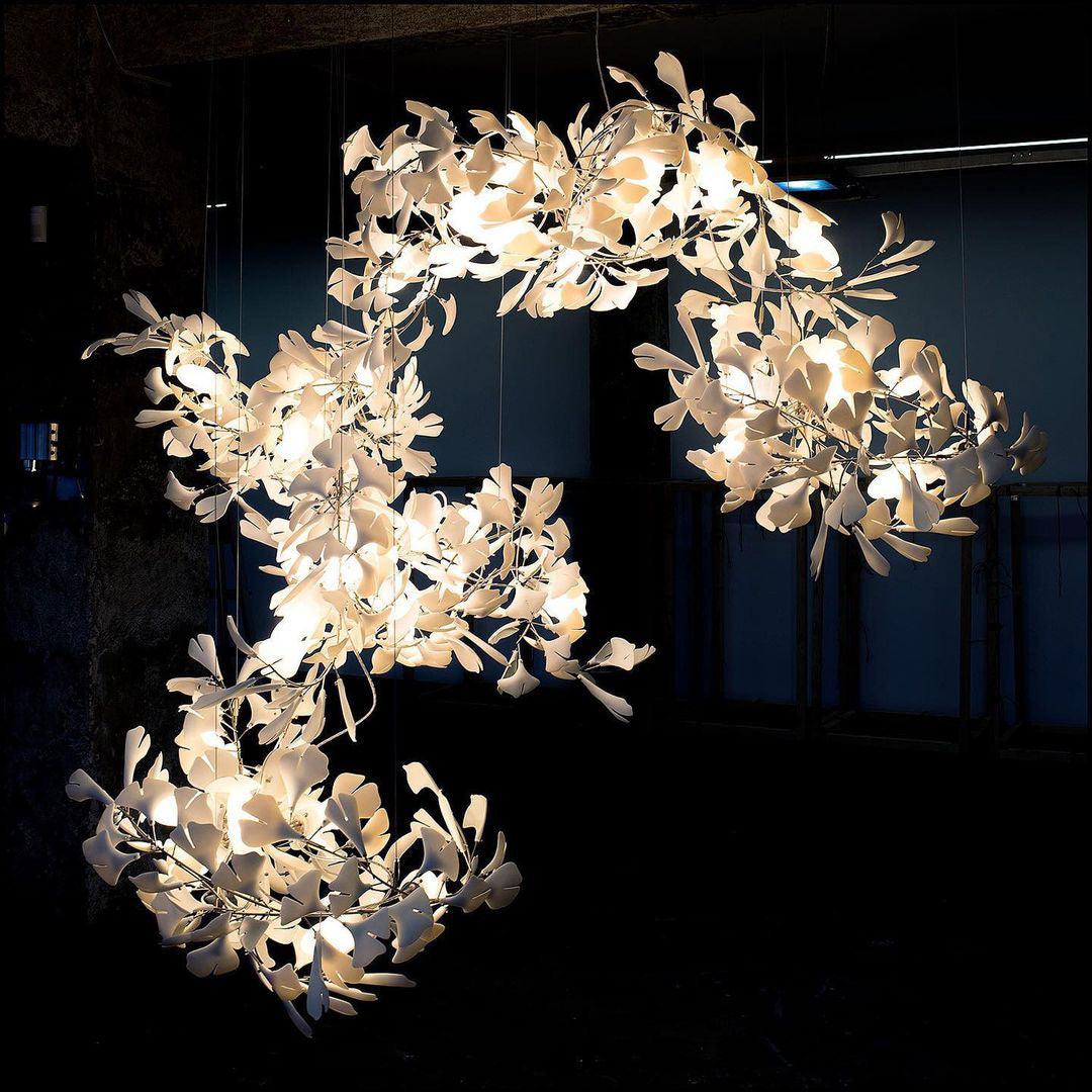 ÉLÉA - Lustre Suspendu Fleur Moderne, Métal/Céramique, Doré.