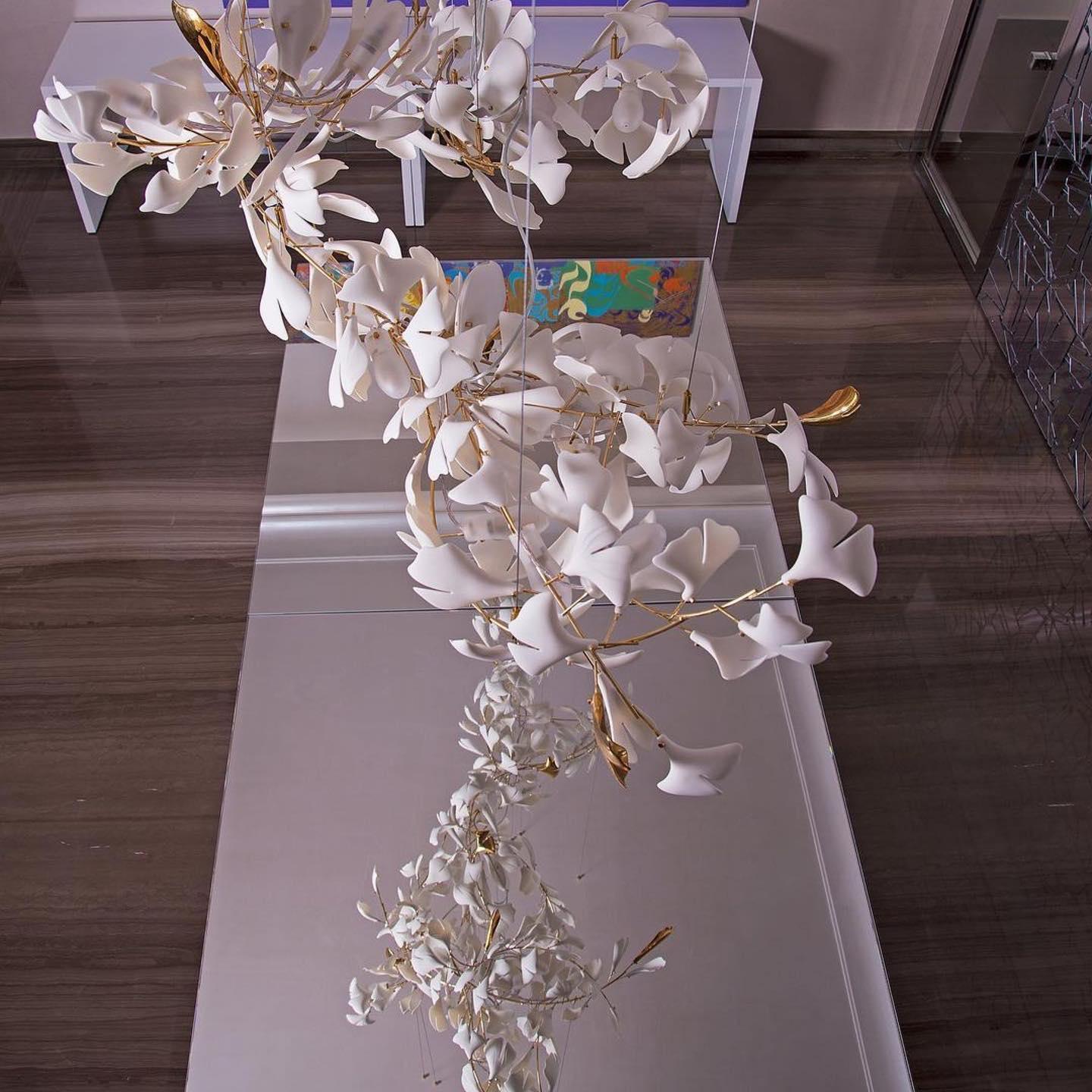 ÉLÉA - Lustre Suspendu Fleur Moderne, Métal/Céramique, Doré.