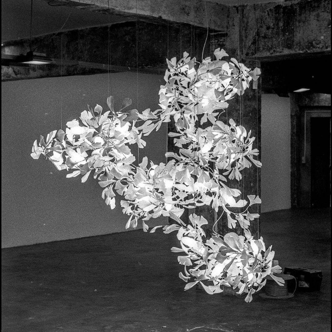 ÉLÉA - Lustre Suspendu Fleur Moderne, Métal/Céramique, Doré.