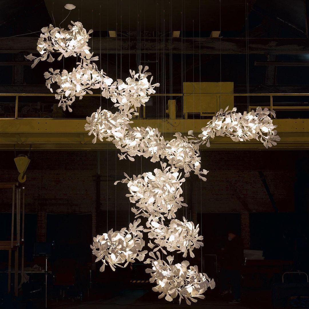 ÉLÉA - Lustre Suspendu Fleur Moderne, Métal/Céramique, Doré.