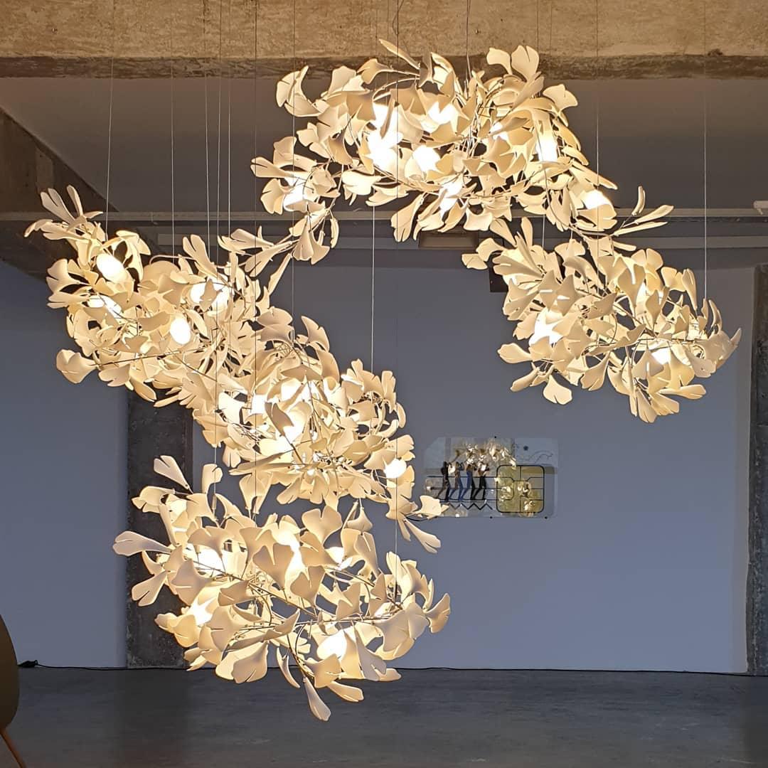 ÉLÉA - Lustre Suspendu Fleur Moderne, Métal/Céramique, Doré.