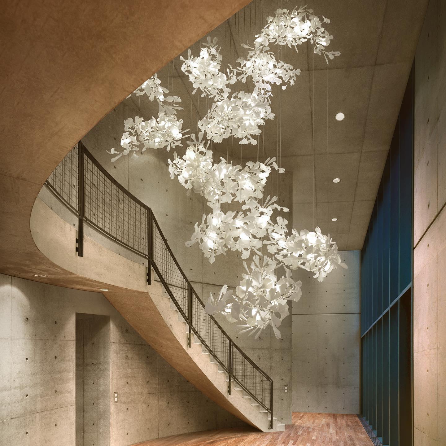ÉLÉA - Lustre Suspendu Fleur Moderne, Métal/Céramique, Doré.